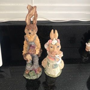 2 bunny statues